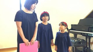 完璧 おそろいのコーデで息もピッタリ！オシャレさんたちのピアノ連弾 フォーマル・ドレス・スーツ
